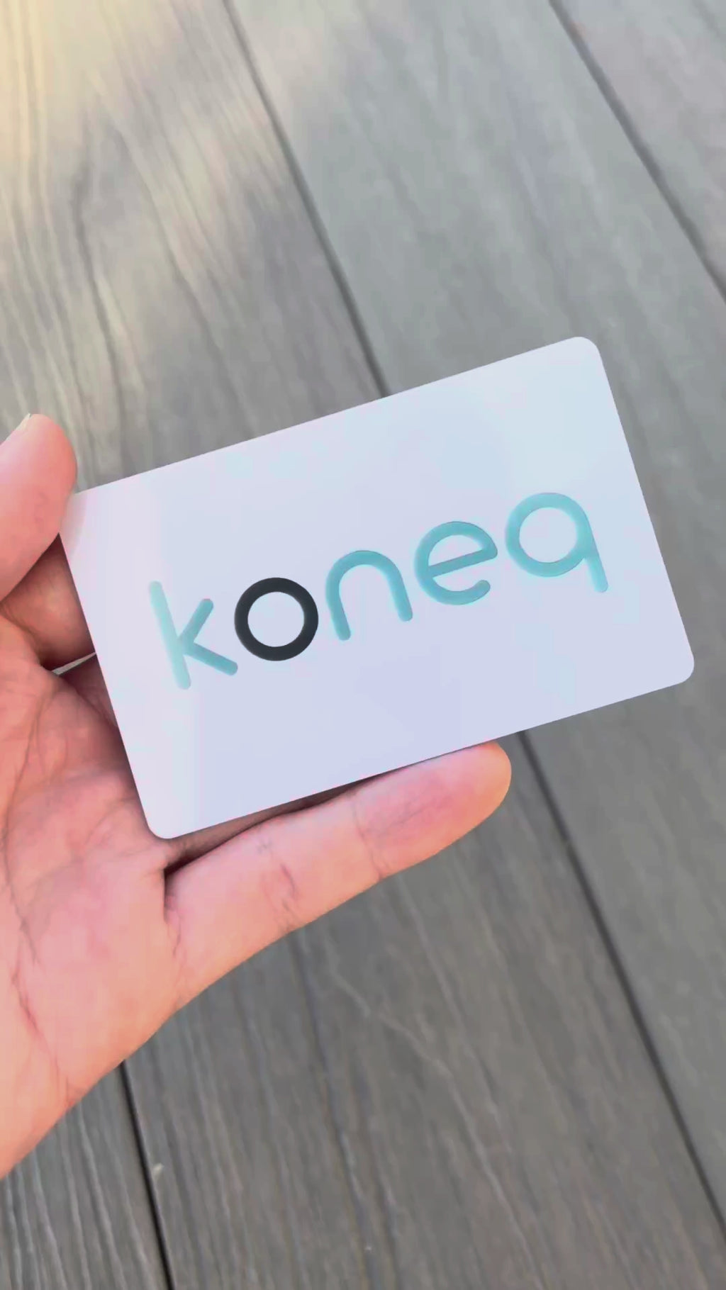 Carte d'affaires NFC koneq avec profil digital